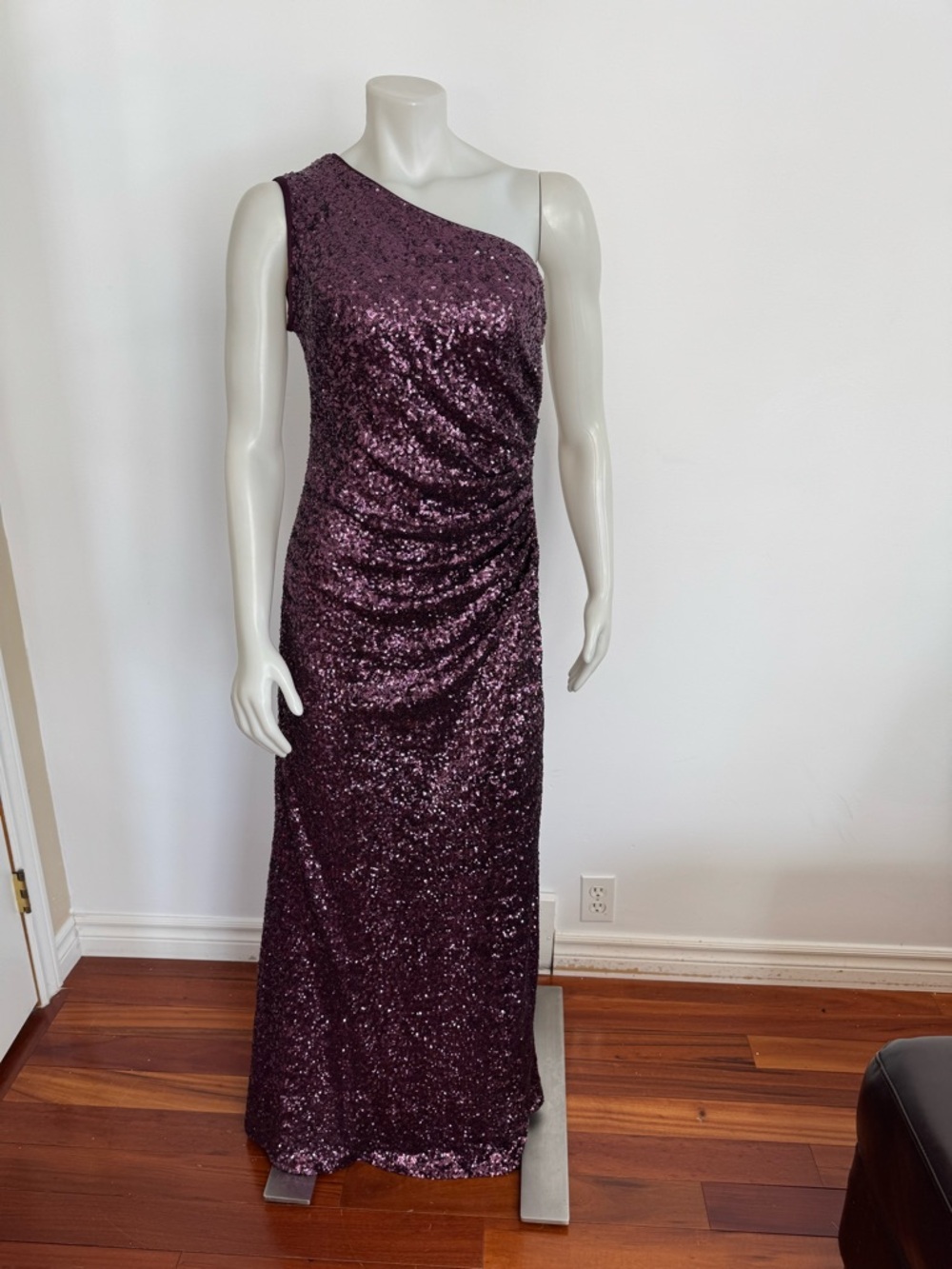 VINCE CAMUTO - one shoulder sequin gown. Size 14. Fits 12 & 14 - Picture 8 of 13